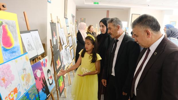 Şarkışla'da kadın kursiyerlerin yaptığı ürünler sergilendi