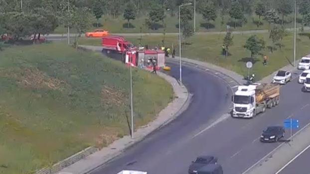 Bağcılar'da itfaiye aracı devrildi