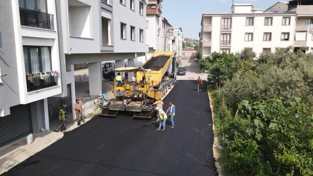 Gemlik’te metruk bina yıkıldı, yollar yenilendi