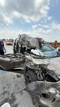 Otoyolda hafif ticari araç, TIR'la çarpıştı: 1 ölü, 4 yaralı