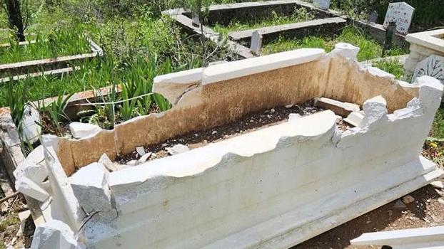 Bolu'da iki mezarın taşları kırılıp, zarar verildi