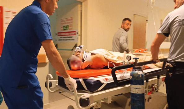 3 katlı inşaatta harç dökerken başına demir isabet eden işçi, ağır yaralandı