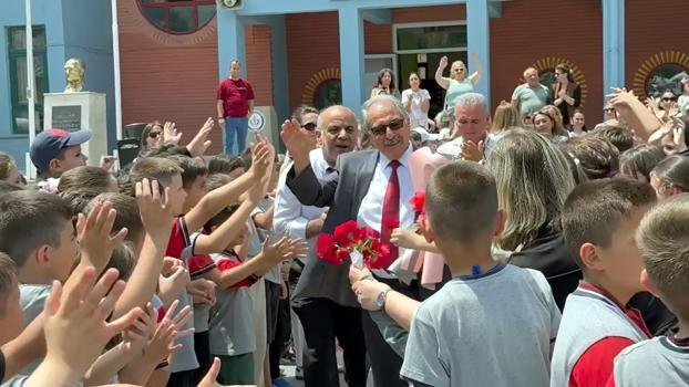 Alkışlarla uğurlanan 44 yıllık öğretmen, gözyaşlarına hakim olamadı