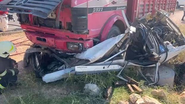 Otomobil, kamyonun altına girdi; 2 ölü, 1 ağır yaralı
