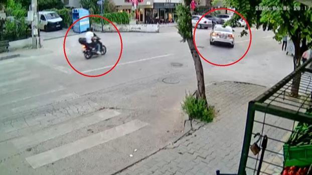 Motosiklet ile otomobilin çarpıştığı kaza kamerada; 2 yaralı