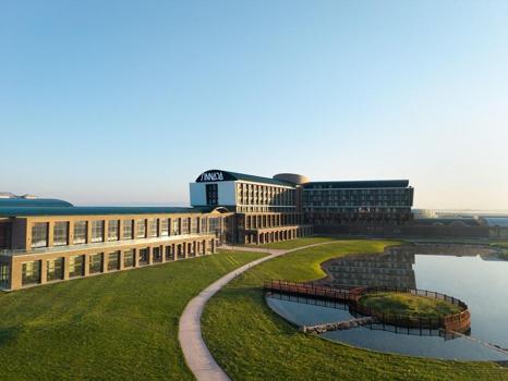 Tropikal konseptli termal & SPA tesisi Özcan Deniz ve Sıla konseriyle açıldı