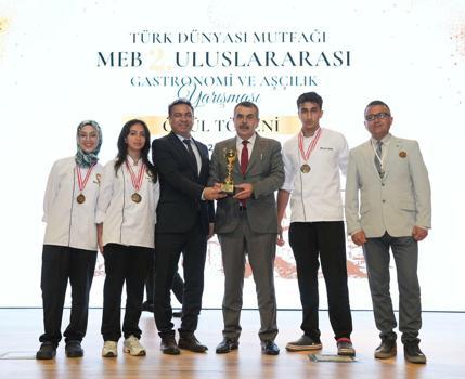 Öğrencilerden uluslararası gastronomi yarışmasında çifte başarı