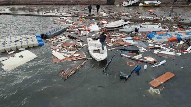 Tuzla'da fırtınadan geriye kalan batık tekneler temizleniyor