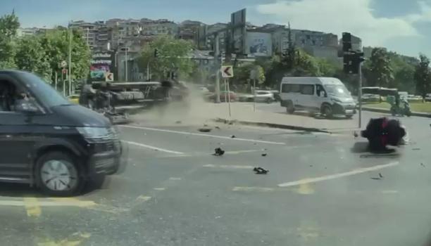 Kağıthane’de 4 kişinin yaralandığı ambulans kazası kamerada