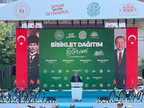 Gençlik ve Spor Bakanı Bak, Bahçelievler'deki bisiklet dağıtım törenine katıldı