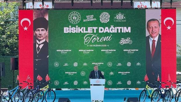Gençlik ve Spor Bakanı Bak, Bahçelievler'deki bisiklet dağıtım törenine katıldı