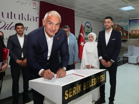Bakan Ersoy, Antalyalı çiftin nikah şahidi oldu