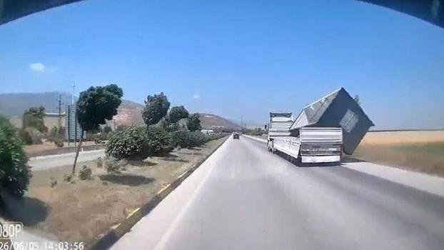TIR'da yüklü konteyner, fırtınada düştü; o anlar kamerada