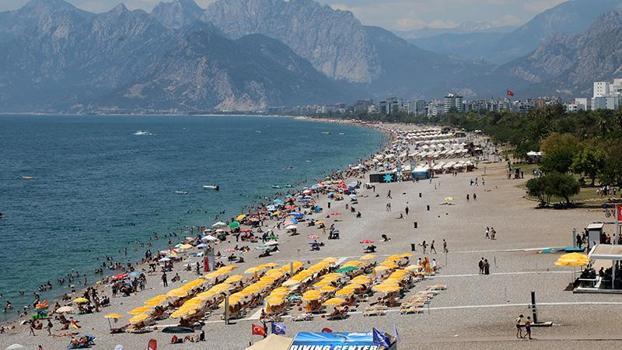 Antalya’da sıcak hava bunalttı, sahiller doldu taştı