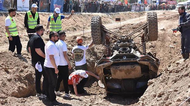 Sivas'ta off-road heyecanı; takla atan araç kepçeyle kurtarıldı