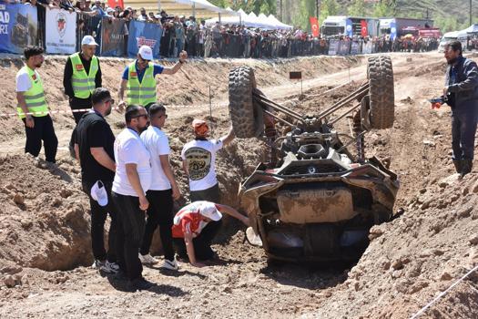 Sivas'ta off-road heyecanı; takla atan araç kepçeyle kurtarıldı