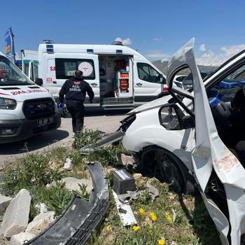 Hafif ticari araç ile kamyonet kafa kafaya çarpıştı; 4 ölü, 2 yaralı / Ek fotoğraflar