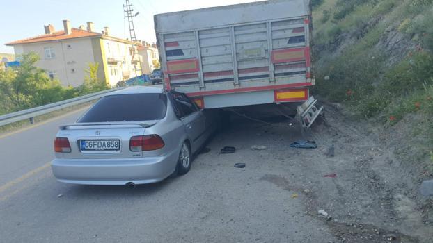 Otomobil, park halindeki TIR'a çarptı: 4 yaralı