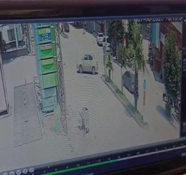 El freni çekilmeyen otomobil traktöre çarptı