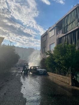 Seyir halindeki otomobil yandı