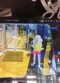 Mini etek giyip peruk takan erkek, mağazadan kilim çaldı; o anlar kamerada