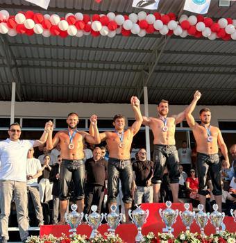 Kemer Belediyesi güreşçileri kürsüye çıktı