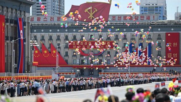Çin Devlet Başkanı Şi, Kim Jong Un tarafından törenle karşılandı