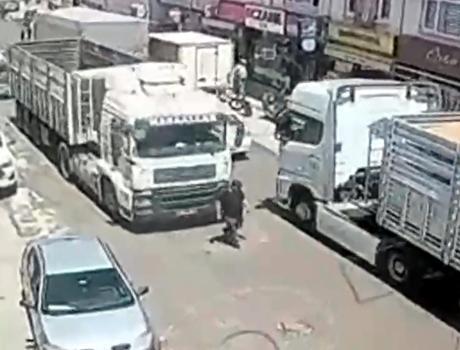 TIR'ın çarptığı yaya öldü; kaza kamerada