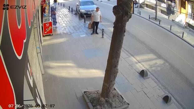 Küçükçekmece'de otomobilin çarptığı yaya yaralandı; kaza kamerada