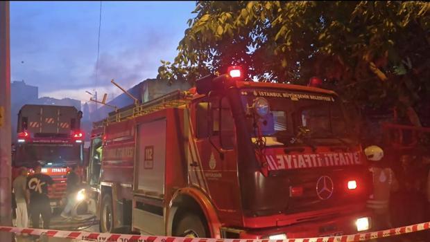 Ataşehir'de mobilya imalathanesinde çıkan yangın söndürüldü