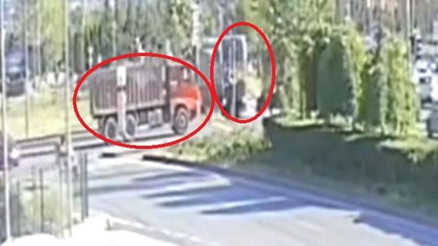 Kamyon ile tramvayın çarpışması kamerada; 5 yaralı