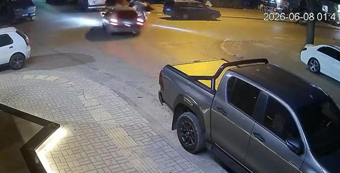 Motosikletle otomobilin çarpıştığı kaza kamerada