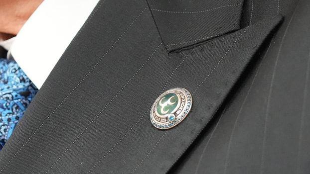Bahçeli'nin grup toplantısında taktığı yüzük ve rozet dikkat çekti