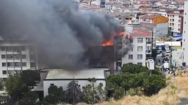 Esenyurt'ta 5 katlı binanın çatısında yangın
