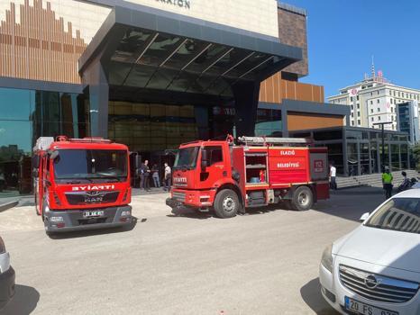 12 katlı otelin çatı katında çıkan yangında 10 kişi dumandan etkilendi
