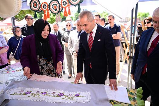 Vali Hüseyin Kök, halk eğitim öğrencilerinin sergisini gezdi