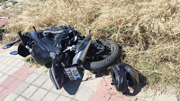 Otomobille çarpışan motosikletli genç, kask sayesinde ölümden döndü