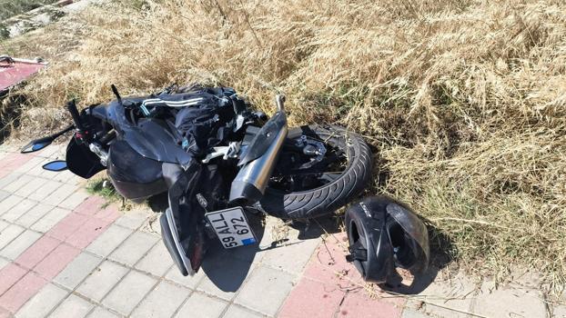Otomobille çarpışan motosikletli genç, kask sayesinde ölümden döndü