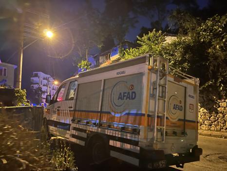 Tavan sıvaları düşen evdeki 5 kişi tahliye edildi
