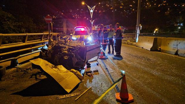 Otomobil, beton bariyere ve otomobile çarpıp takla attı: 1 yaralı