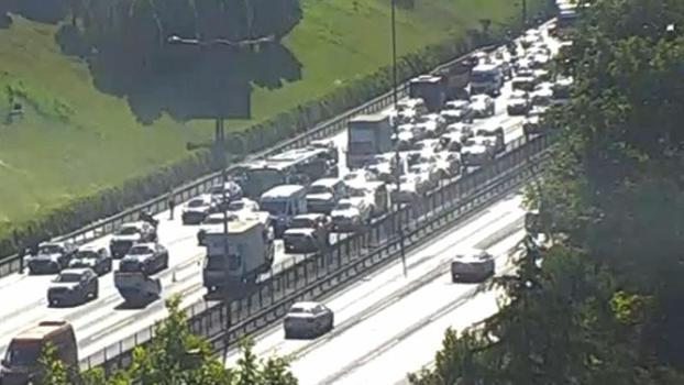 TEM Otoyolu’nda araç takla attı; trafikte yoğunluk oluştu