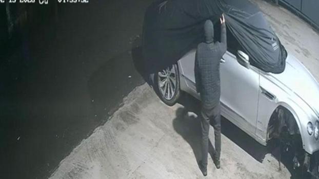 Maslak’ta lüks otomobilin 400 bin liralık altın amblemini çaldı; 'Şüpheliyle aynı kıyafeti giymişiz' dedi