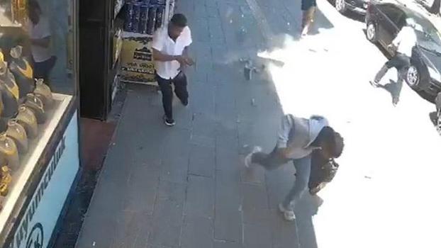 Binadan beton parçaları koptu, caddede yürüyenler son anda kurtuldu