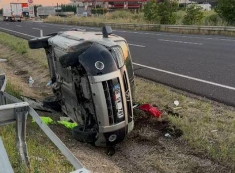 Ankara'da otomobil, refüje çarpıp takla attı: 2 yaralı