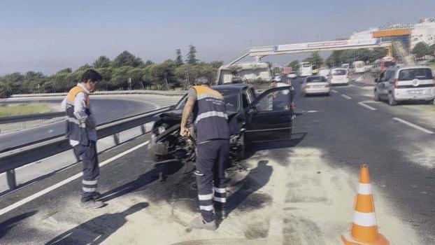 Büyükçekme'de 2 servis minibüsü ve bir otomobilin karıştığı kazada 4 kişi yaralandı