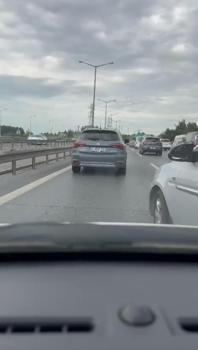 Eyüpsultan’da trafikte 'önüme kırdın' kavgası: Otoyolda araçtan inip kadın sürücüye saldırdı