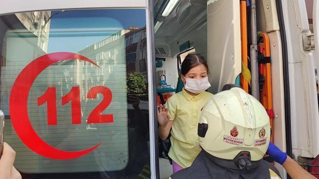 Gaziosmanpaşa'da yangında kurtarıldı; merak ettiği kardeşleriyle ambulansta buluşturuldu