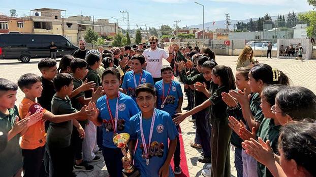 Bocce bowlingde derece yapan öğrencilere kırmızı halıda karşılama