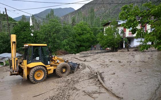 Erzurum'da heyelan; yollar ulaşıma kapandı