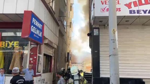 Bina girişinde çıkan yangın söndürüldü